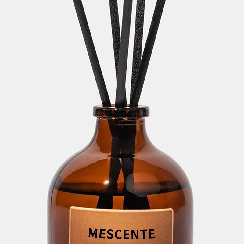 Màu đen lớn và vàng 100ml Thủy tinh sang trọng Que đầy màu sắc Fiber Reed Diffuser Làm mát không khí Dung môi